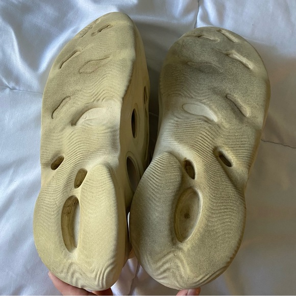 Yeezy Foam Runners “Sand” Sneaker - Picture 7 of 7